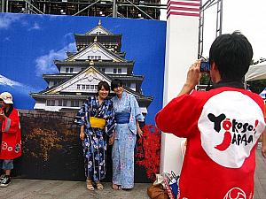 紅葉、富士山、お城の描かれた日本っぽい背景で、伝統衣装を着て記念写真を～
