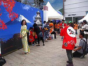 紅葉、富士山、お城の描かれた日本っぽい背景で、伝統衣装を着て記念写真を～