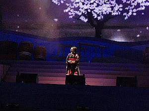 民謡歌手、香澄さんの「江差追分」と、MCのアン・ジファン氏、笹部佳子さん