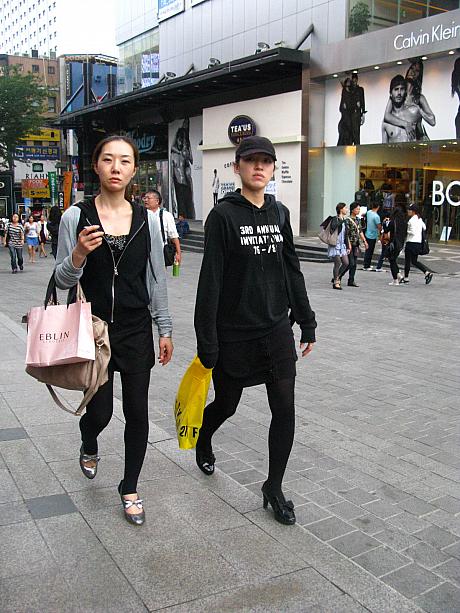 でも、もうほとんどの人がジャケットや薄手のカーディガンなどを羽織ったりして長袖でお出かけしているよう。そして、ファッションといえば今年の秋は黒が流行ってきいたけれど、やっぱり全体的に黒っぽい色が多いような！？