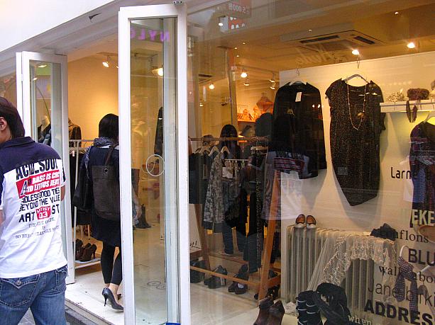 お店に並んだ洋服のディスプレイも黒っぽい！？デザインもいろんなテイストのものがイロイロ出ているみたいなので、この機会に黒のアイテムをゲットするのもいいかも～。