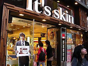 ＜It’ skin＞現在の広告キャラはキム・ボムのはずが、前代のエリックが。明洞店なので、日本人により人気のあるエリックがそのまま残っているのかな！？