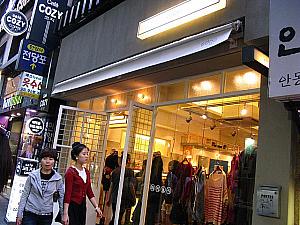 最近、こんなテイストの服屋さんが増えてます。真ん中の「ssfw concept shop」はちょっと前からあり、ナビで紹介している「ssfw １cafe」の姉妹店。