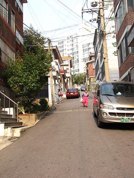 こちらはソウルのとある町。少し下町チックな雰囲気漂う町です。ナビはソウルに暮らしながらソウルってすっごい坂がきついなぁって思ってるんですが、それにしてもこの坂、きつすぎ（笑）