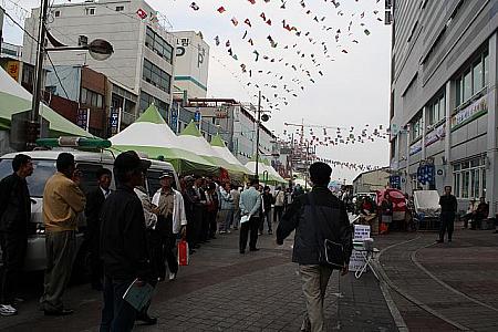 チャガルチ市場や新東亜市場の周辺には、国旗でデコレーションしてあり、さらにお祭り雰囲気をアップ！