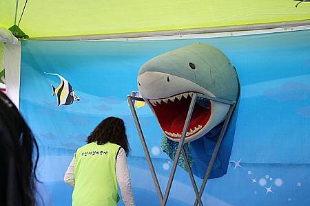 こちらはホヤを投げるゲーム会場！サメの口にホヤが入ったら景品がもらえるということでした。