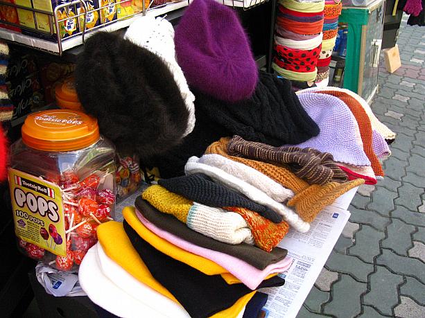 あったかそうな毛糸の帽子が！？こんなお店で帽子を売っているのはあまり見ないけれど、これはうっかり薄着をして出てきてしまった時には買ってしまうかも～！？