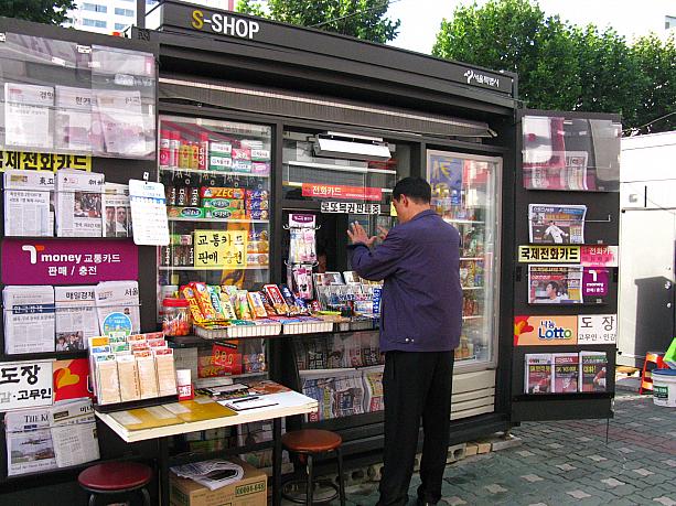 温かい飲み物はともかく、帽子やマフラーを売っているのは珍しいかも。普通はこんなカンジで新聞やお菓子、T-money(プリペイド式交通カード)なんかが売られています。さっきのお店のように、急に寒くなった朝に防寒グッズを置いてるなんてなかなか商売上手かもしれませんね～。（実際に買った人がいるかどうかは分かりませんが＾＾；）