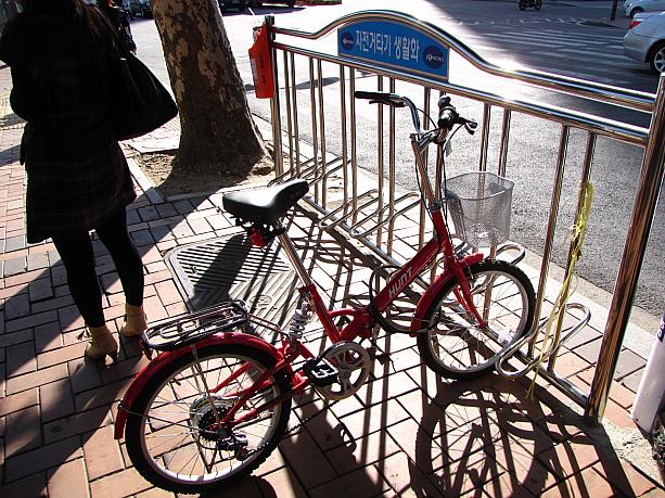 おっ！こちらの自転車は自転車専用スペースに止めてる！こんなものもあるんだぁ！週末は地下鉄１号線から４号線で自転車も乗車可能になったということなので、これからもどんどん街の中で自転車が見れるかもしれませんねぇ^^ていうか、今日止めてあった自転車かわいかったなぁ～（笑）