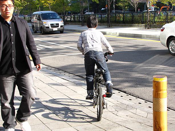 小学生がちょっとかっこ良く（？）颯爽と自転車をこいでたり^^以前と違ってソウルの街中でも自転車に乗ってる人が多くなりました^^