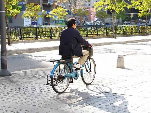 ぽかぽか陽気の中、おじさんが鼻歌混じりに自転車をこいでたり、