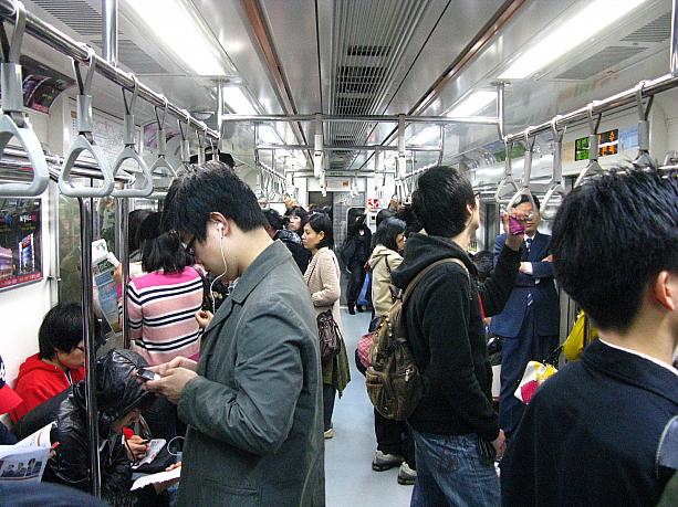 毎日大勢の人が利用する地下鉄、やっぱり気持ちよく使いたいものですよネ。それにしても、このように一見するとホントに日本とは違いがなさそうなのに、ルールについて見るとやっぱり違うトコロがたくさんあると思いませんか！？＾＾