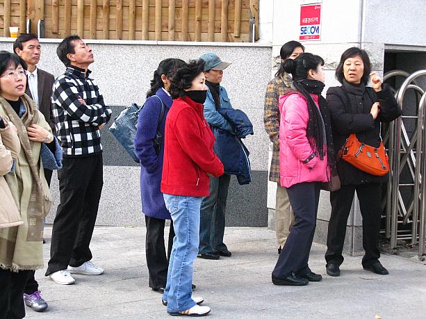 受験生がみんな中に入ってしまった後にも、校門の前ではわが子の健闘を祈るお父さん、お母さんたちが試験会場のほうを見つめています。午前中の今現在もちょうど試験が行われている時間。受験生たち、ファイティーン(頑張れ～)！！