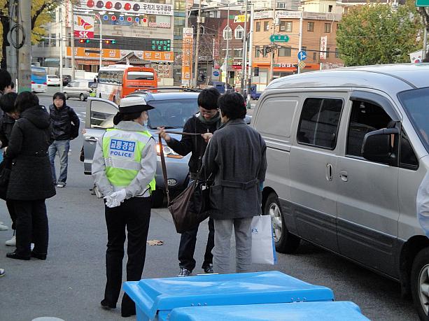 お母さんに見送られる受験生？混雑を防ぐために、警察も出動します。