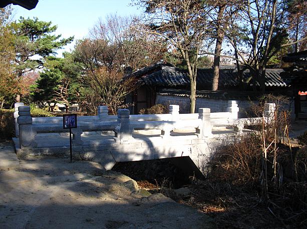 韓国の昔の家屋に囲まれたこの橋。ここが一体どこなのか、見覚えのある方もいらっしゃるのでは！？