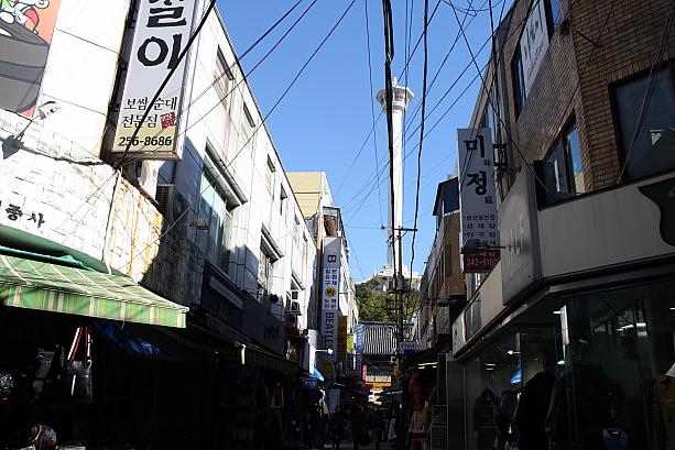 国際市場からははっきりと釜山タワーが見えます。
