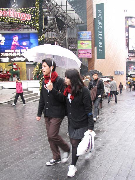 ただでさえ寒いのに雨が降ったら余計に寒いわ！＞＜と泣きたくなったナビですが、こんな日こそ相合傘が最適！こちらは高校生かな？？マフラーもカーディガンもお揃いの相合傘カップル！