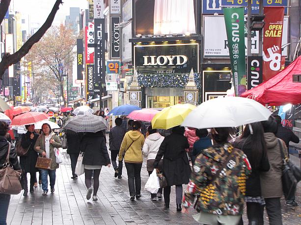今日のソウルは朝から雨が降ったり、止んだり・・・のお天気。空気も雨のせいで昨日よりも冷たい感じ^^；いつも大勢の人が行き交う明洞のメインストリートもいろんな傘でいっぱい！