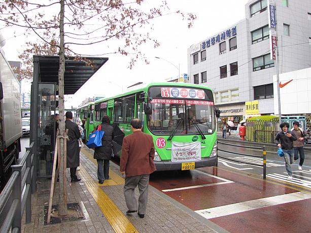こんな感じに車道の真ん中にでで～んとあるバス停も今年（２００９年）に入ってからたくさん見かけるようになりました！