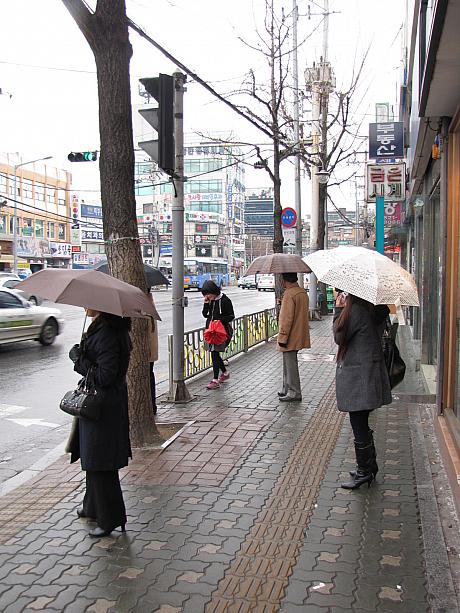 今日は午前中から雨の天気。雨の日に便利な交通手段といえば・・・。