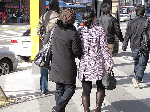 続いて２人バージョン。韓国では、女性同士の腕組みは、「定番中の定番！」な感じですが、寒い時は特によく見かけます。