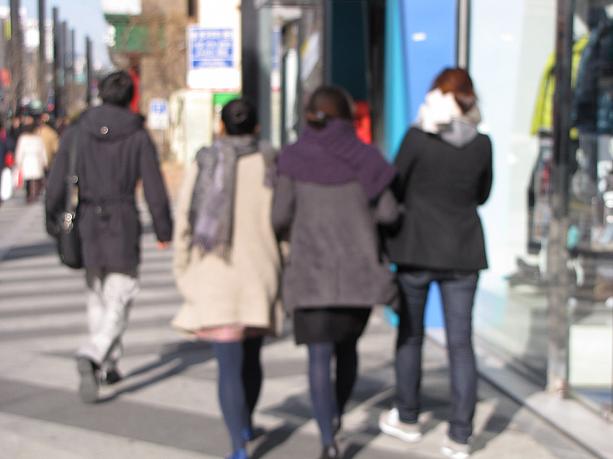 少しぼやけてますが、最後には３人で腕を組んで歩いている女性グループも♪１人で腕組みしながら歩くのも寒さをしのげるかもしれませんが、やっぱり冬は好きな人と温まりながら歩きたいなぁっと思う、ナビでした^^