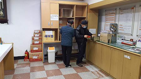 ソウル駅近くのローカルの郵便局。エアーキャップも에어캡と書かれていいる箱に入っているほか、右のキャビネットには新聞紙（신문지）と書かれているのがわかります。