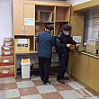 ソウル駅近くのローカルの郵便局。エアーキャップも에어캡と書かれていいる箱に入っているほか、右のキャビネットには新聞紙（신문지）と書かれているのがわかります。