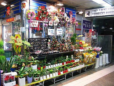 地下鉄駅の中にある花屋さんはリースやツリーでこんなにハデに～！