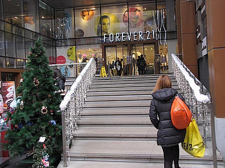 ＜M PLAZA＞<br>正面入口付近ではクリスマスカードやデコレーデョングッズの専用売り場が登場。