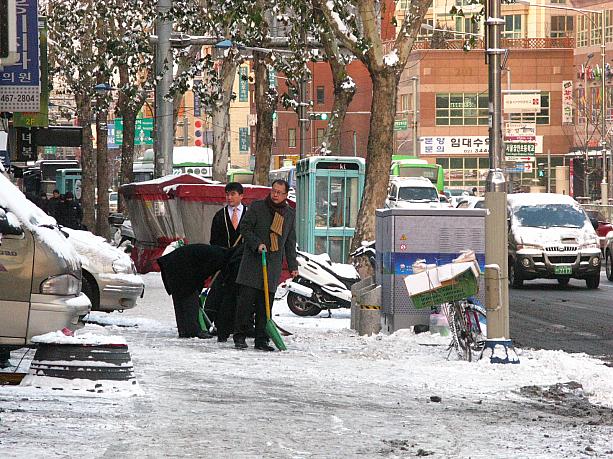 ふう～、だいぶ雪掻きできたかな！？朝早くから、おつかれさまです！<br>みなさんも足元には十分お気を付けくださいね～！