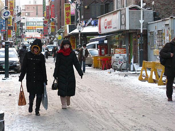週末に雪が降り、一面真っ白に積もったソウル！<br>今日はもう止んでいるけれど、積もった雪は屋根にも道路にもまだまだ残っています！