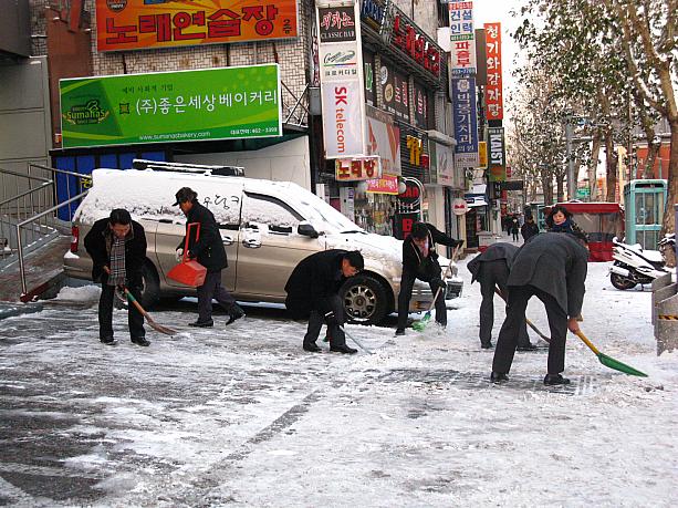 歩道のあちこちでは、こうやって雪掻きをしている人々の姿が見られます。