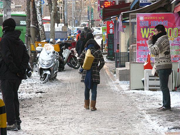 今朝の気温は氷点下11℃近く！道路が凍ってしまわないか心配です。<br>こんなふうに、微妙に斜めになっている歩道は特に要注意！！