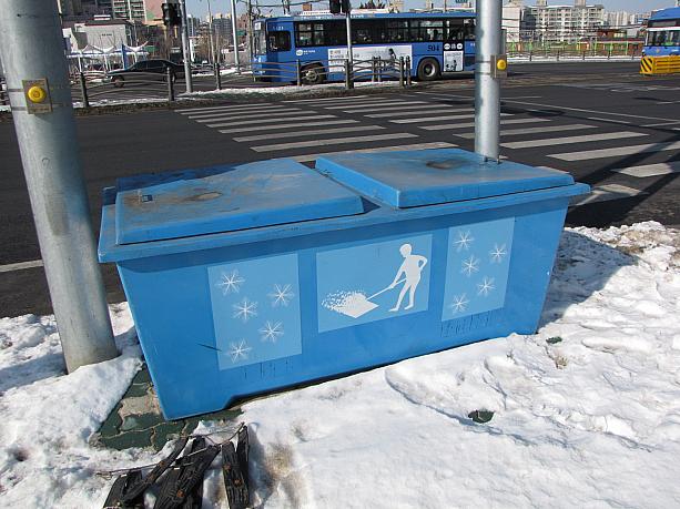 誰でも雪かきができるように（？）歩道の所々には、雪かき道具が入ったボックスもあります。