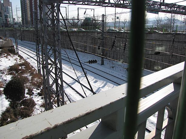 先週月曜日の大雪から１週間ほど過ぎましたが、気温が上がらない為、一向に溶けない雪・・・。線路もまだまだ真っ白です。