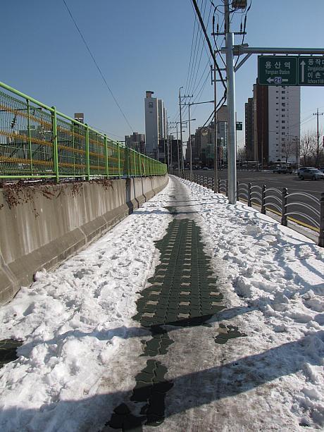 歩道も真ん中は若干溶けてきましたが、端っこは雪の固まり、溶けてきた真ん中も氷になってスケートリンク状態です^^；