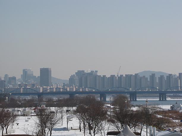 上の写真でも分るように今日もやっぱり寒いんですが、天気は良いので遠くの江南側や、