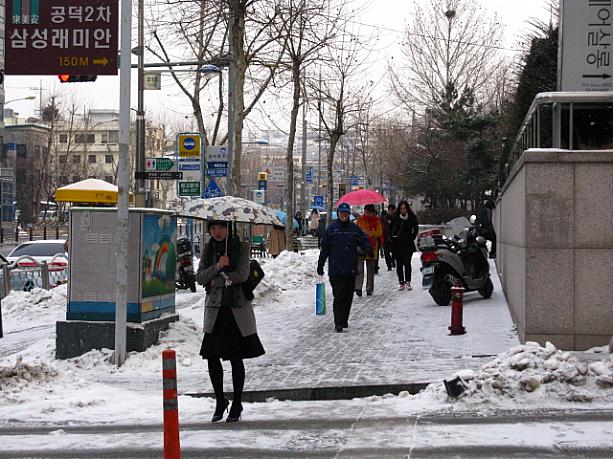 足跡はカワイイけど実際に歩いている人は、足が滑らないように歩かなきゃいけないから、「嫌だなぁ・・・」って思ってるかも？？（ナビもそう^^；）