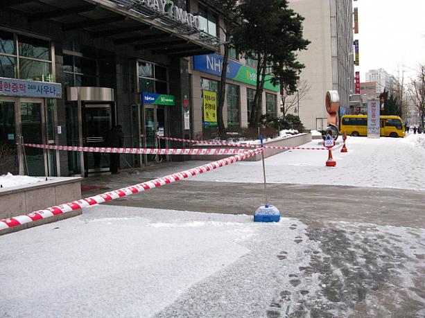 そういえば！最近ビルの周りに見かける赤いテープ！なんだと思われます？？上から落ちてくる氷柱が人に当たらないようにテープで立ち入り禁止をアピールしてるんです！ナビも初めて知りました^^；