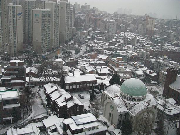 こちらは麻浦エリアにある高層ビルからの景色ですが、麻浦エリアは最近、再開発が進んでいるエリアで新しい高層ビルや高層マンションの下に昔ながらの韓国のお家があったり・・・なんか不思議な感じのエリアです。