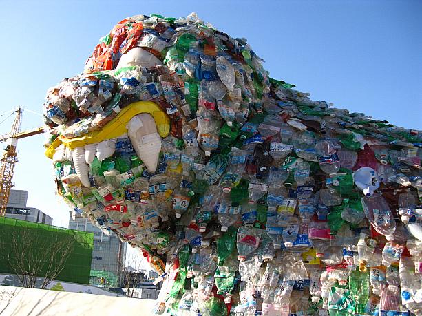 ペットボトルやプラスチックの廃材で作られたヘチ・・・近くで見ると、なかなかの迫力です＾＾；