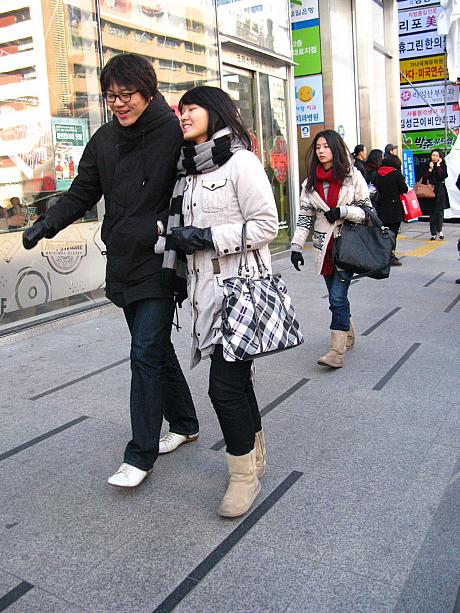 今日はソウル南部の中心地、江南(カンナム)駅周辺に来たのですが、ムートンブーツを履いている子をホントによく見かけたような～！？