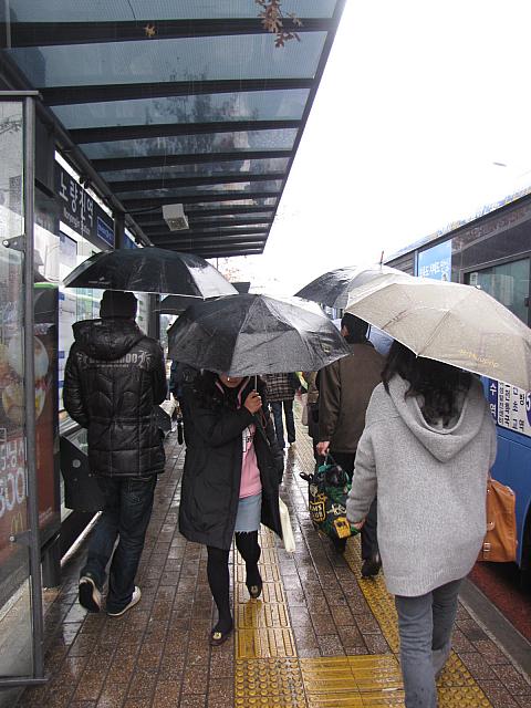 雨 制服 久しぶりのザーザー雨！制服姿の高校生はどこへ行く？！ | ソウルナビ