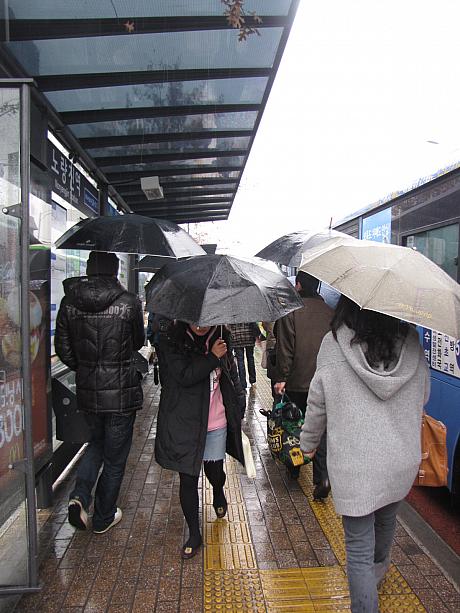 今日のソウルは朝から久しぶりの雨！しかも結構な降り方です^^；こういう時のバス停ってホント大変なんですよね～。傘はあるわ、上着は分厚いわで歩きにくいったらありゃしない！
