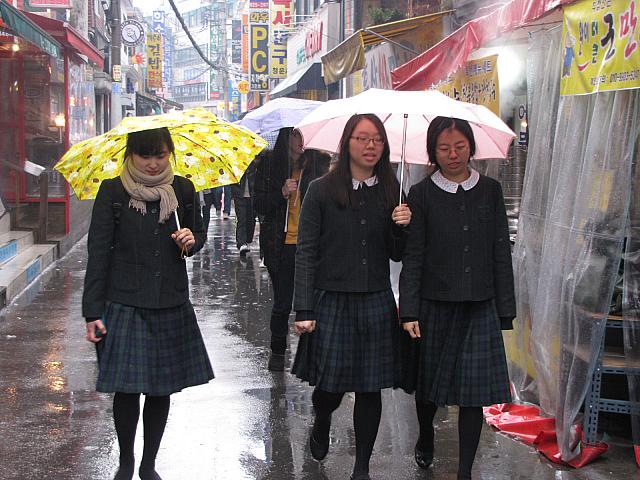 雨 制服 久しぶりのザーザー雨！制服姿の高校生はどこへ行く？！ | ソウルナビ