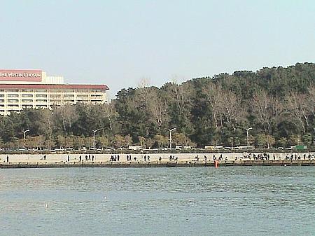 ずらりと並ぶ釣り客の後ろは朝鮮ビーチホテル