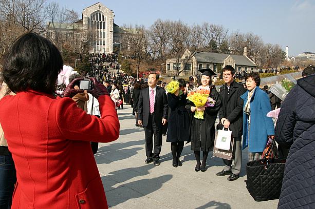 今日はソウルの有名大学、延世大学、弘益大学、梨花女子大の卒業式！