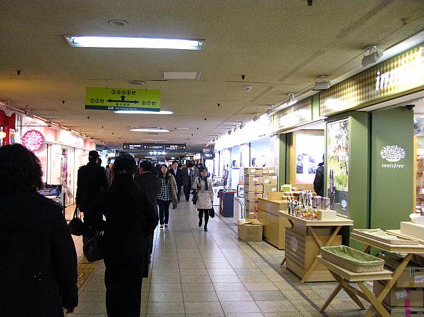 注目なのは、地下鉄の江南駅！改札を出るとすぐに広がっている「江南駅地下道商街」には・・・