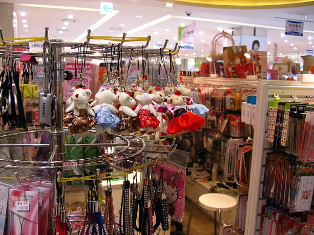 お土産になりそうな小物類を売っているお店もありました～。